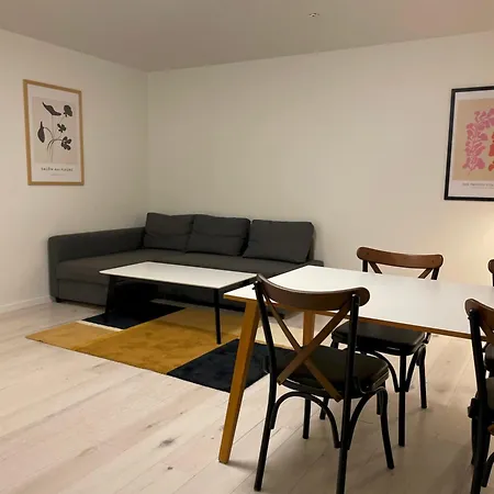 Cozy Backhouse With Large Private Garden Feriehus