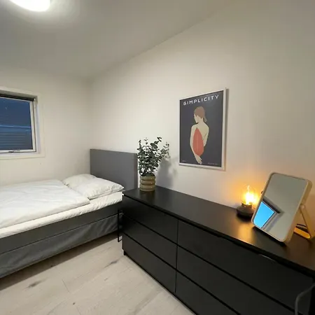 Cozy Backhouse With Large Private Garden Feriehus